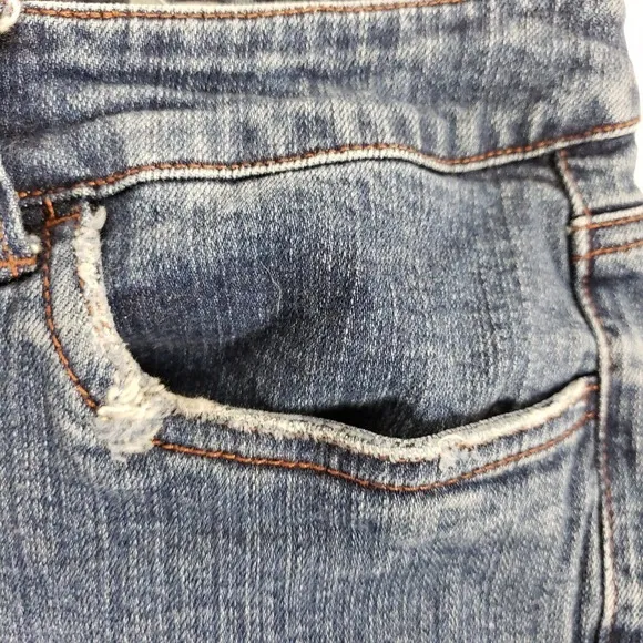 A.M.I Embroidered Leg Jeans Women Size 8 Western Blue Denim Boho Gypsy Straight