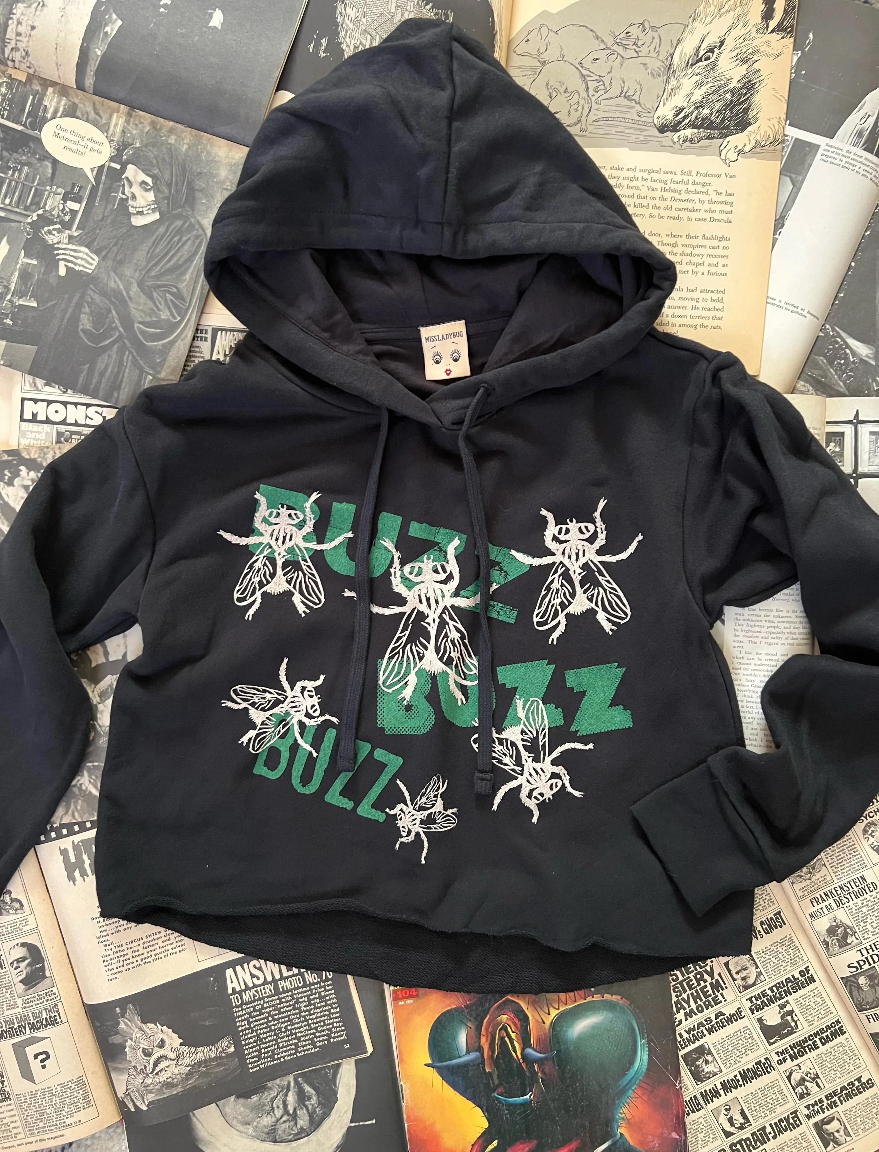 BUZZ BUZZ BUZZ CROPPED HOODIE *BLACK
