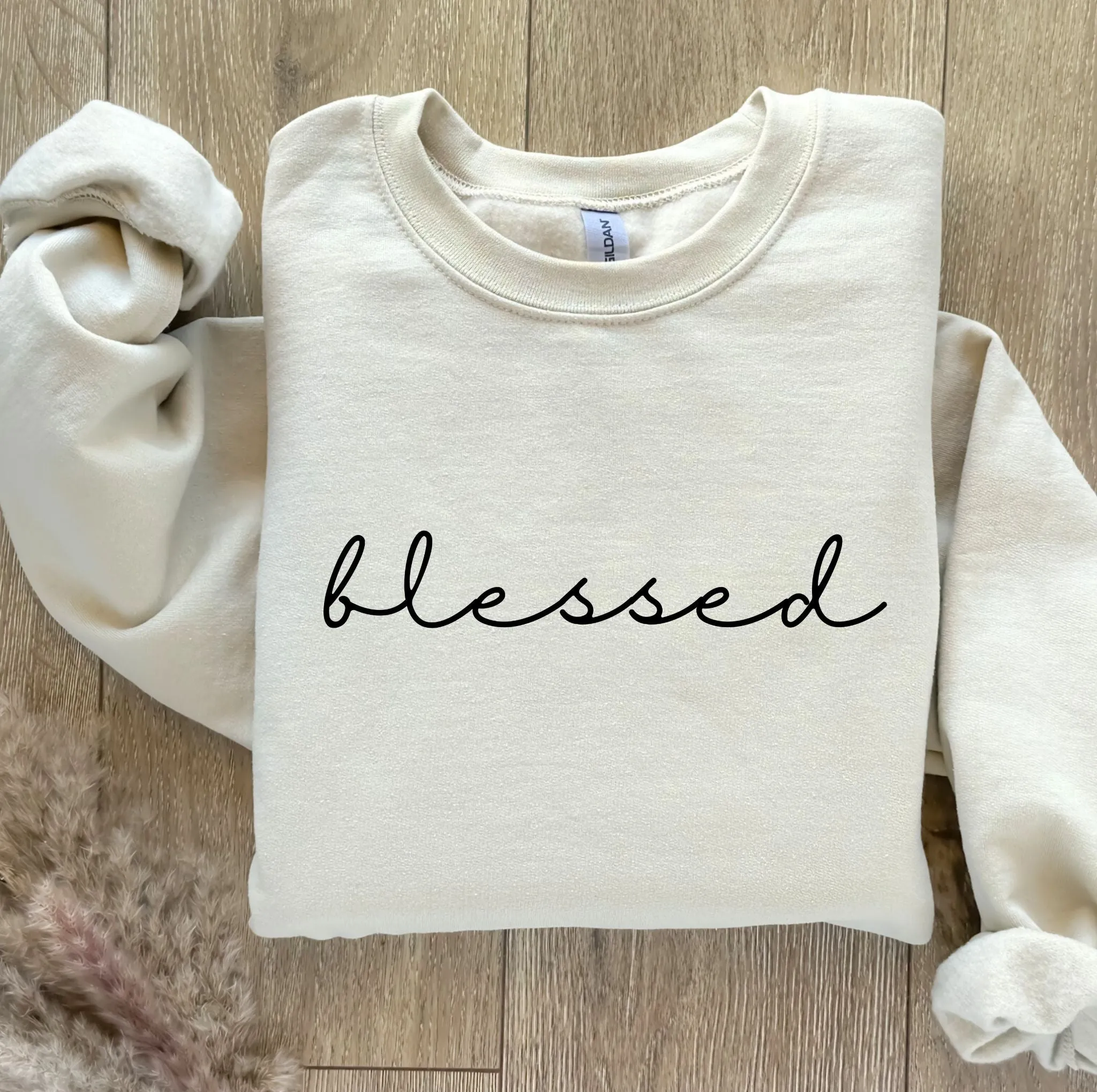 Dainty Blessed Women's Graphic Sweatshirt