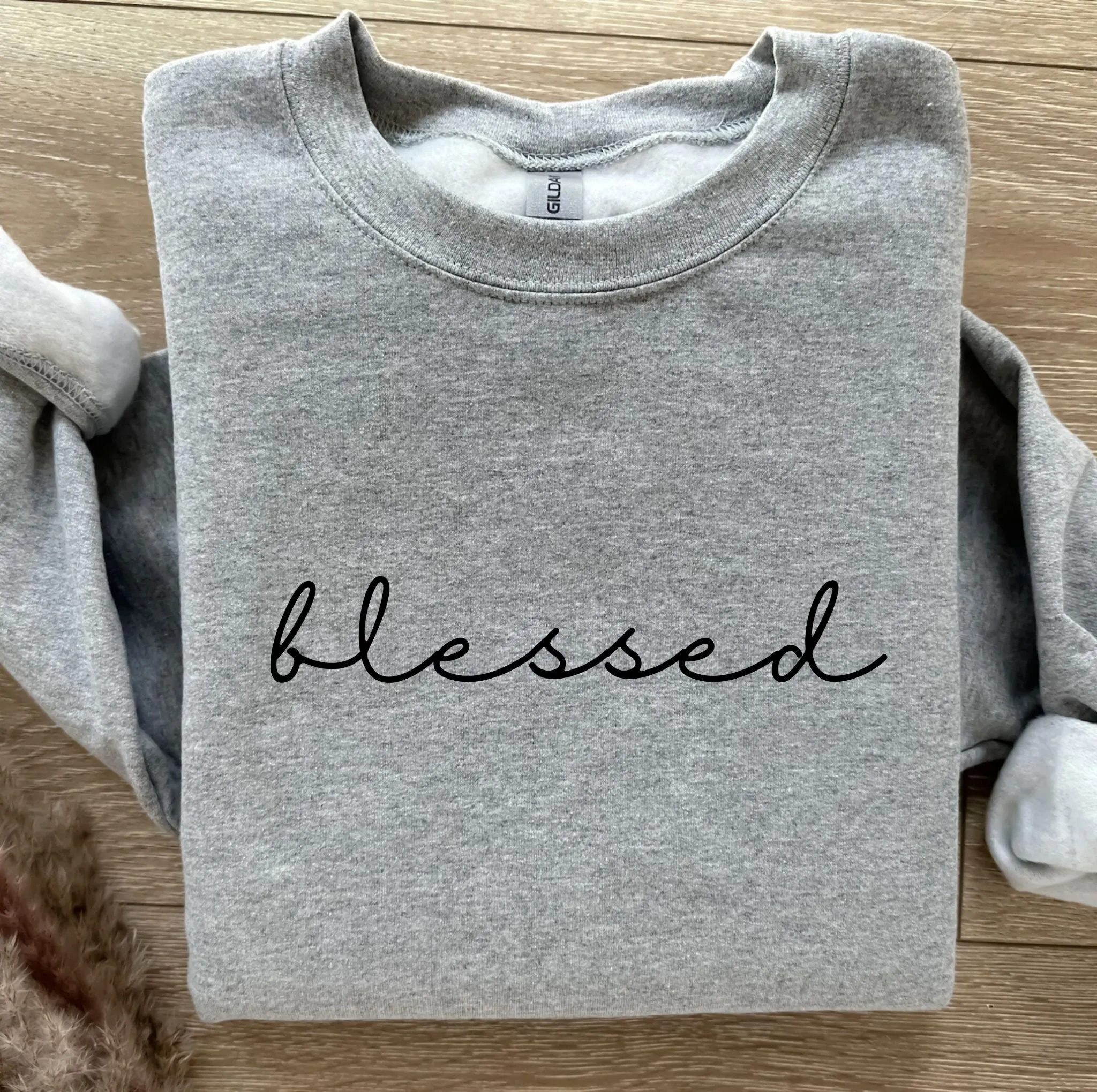 Dainty Blessed Women's Graphic Sweatshirt
