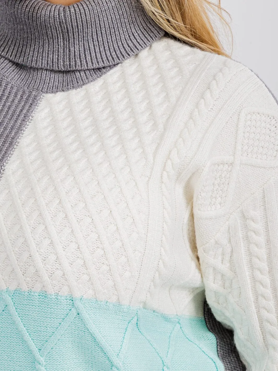 PLUS SIZE LONG SLEEVE TURTLE NECK DETAILED COLORBLOCK PULLOVER SWEATER
